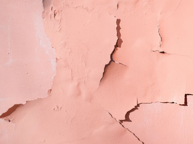 Mauer, in welcher Risse zu sehen sind.