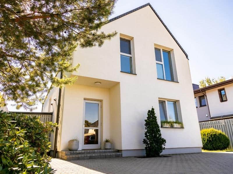 Schimmel trotz Neubau. Modernes Haus mit Schimmel.